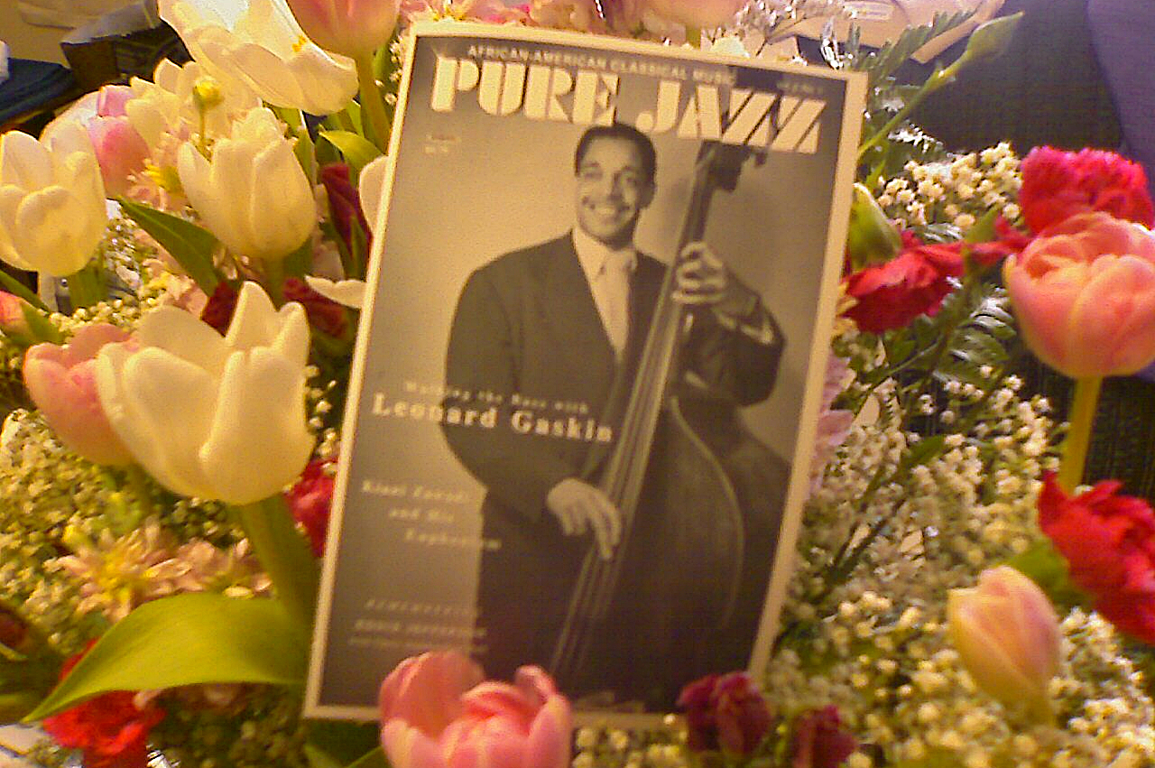 Revista Pure Jazz, Walking the Bass with Leonard Gaskin, entre tulipanes de Pascua